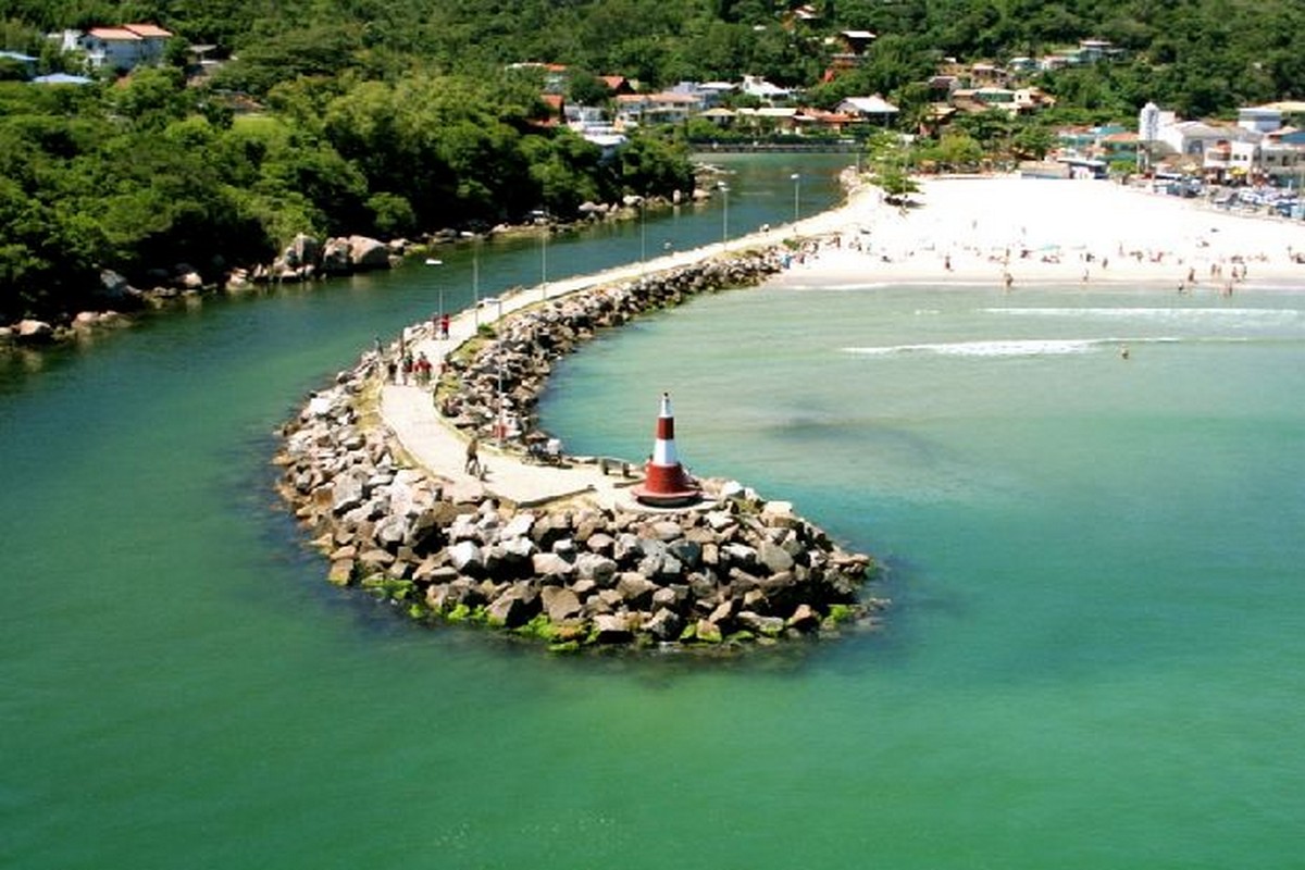  Barra da Lagoa é uma praia conhecida pela pesca, próximo à Lagoa da Conceição, Praia Mole e Praia da Joaquina. Foto Acervo SANTUR - Florianópolis – SC
