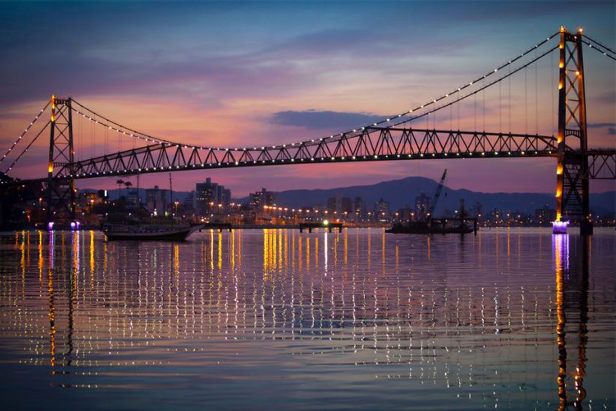 O cartão postal de Florianópolis, Ponte Hercílio Luz. SETUR - Foto: Mauro Vaz | Prefeitura de Florianópolis - Santa Catarina