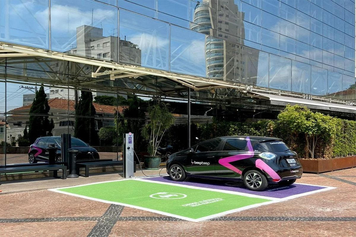 PULLMAN SÃO PAULO IBIRAPUERA DISPONIBILIZA CARREGADOR GRATUITO PARA CARROS ELÉTRICOS