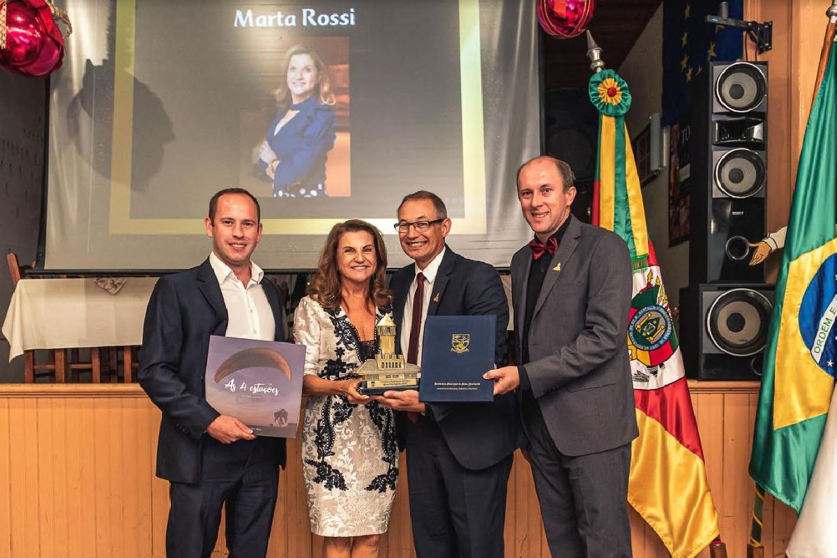 MARTA ROSSI RECEBE O PRÊMIO DESTAQUE DO TURISMO NOVA PETRÓPOLIS