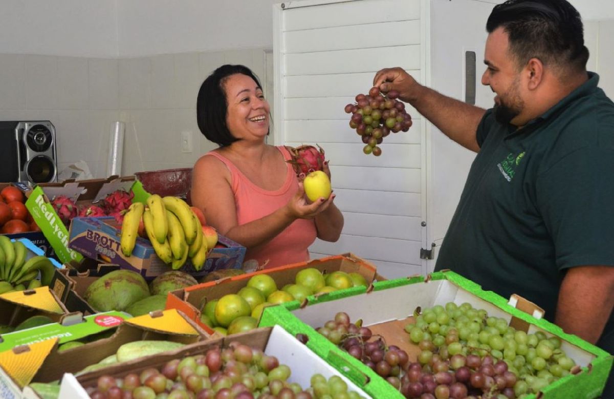 PRIMEIRO FINAL DE SEMANA DA FESTA DA UVA DISTRIBUI UMA TONELADA DE FRUTAS E LEGUMES PARA ENTIDADES