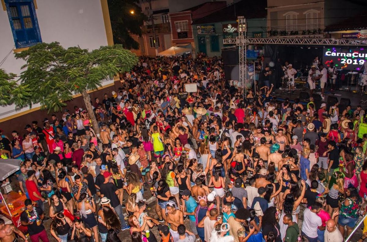 CARNAVAL DE RUA EM CUNHA EMBALA FOLIÕES NO VALE DO PARAÍBA