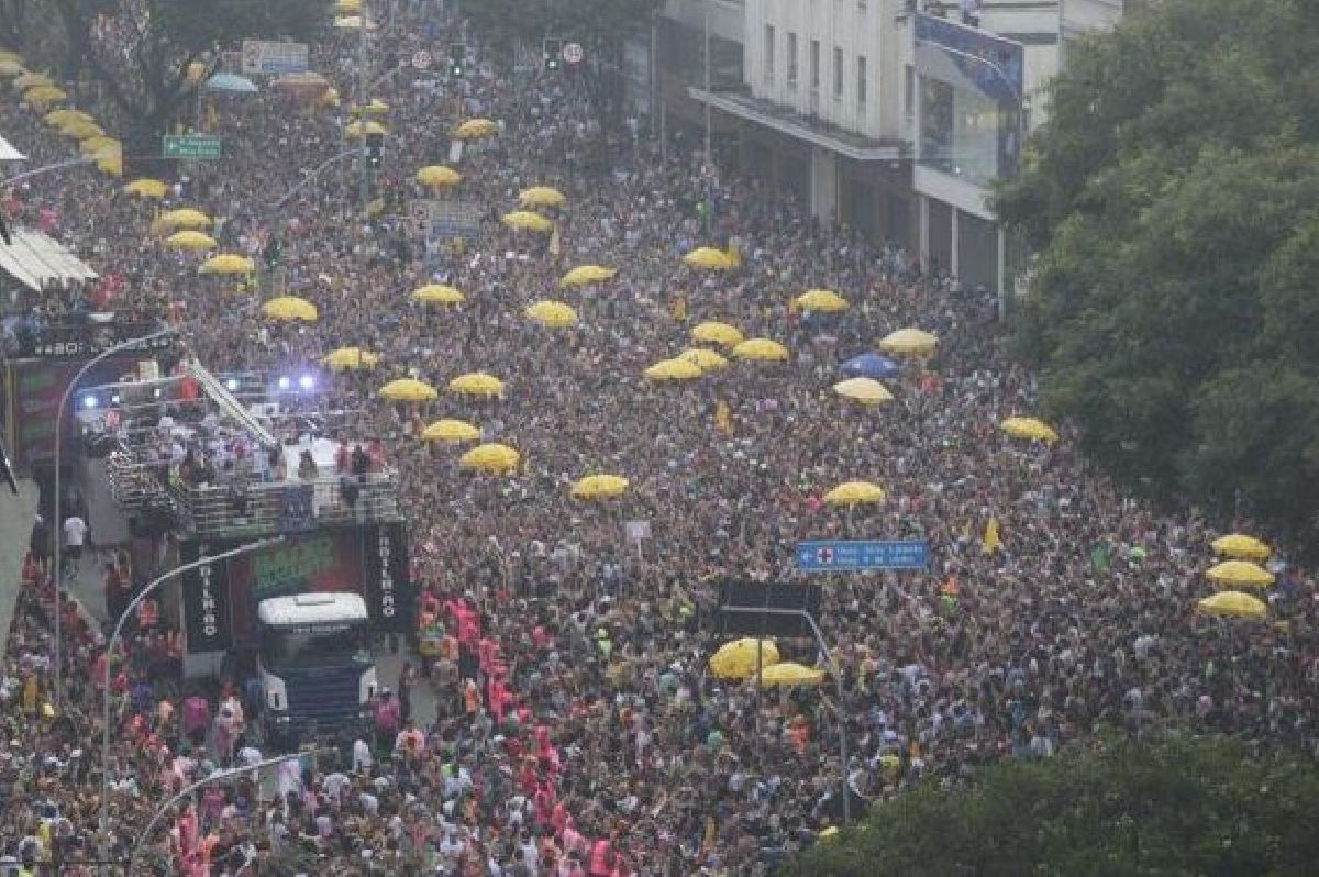 ACADÊMICOS DO BAIXO AUGUSTA REÚNE 1 MILHÃO DE FOLIÕES COM DISCURSO A FAVOR DA RESISTÊNCIA