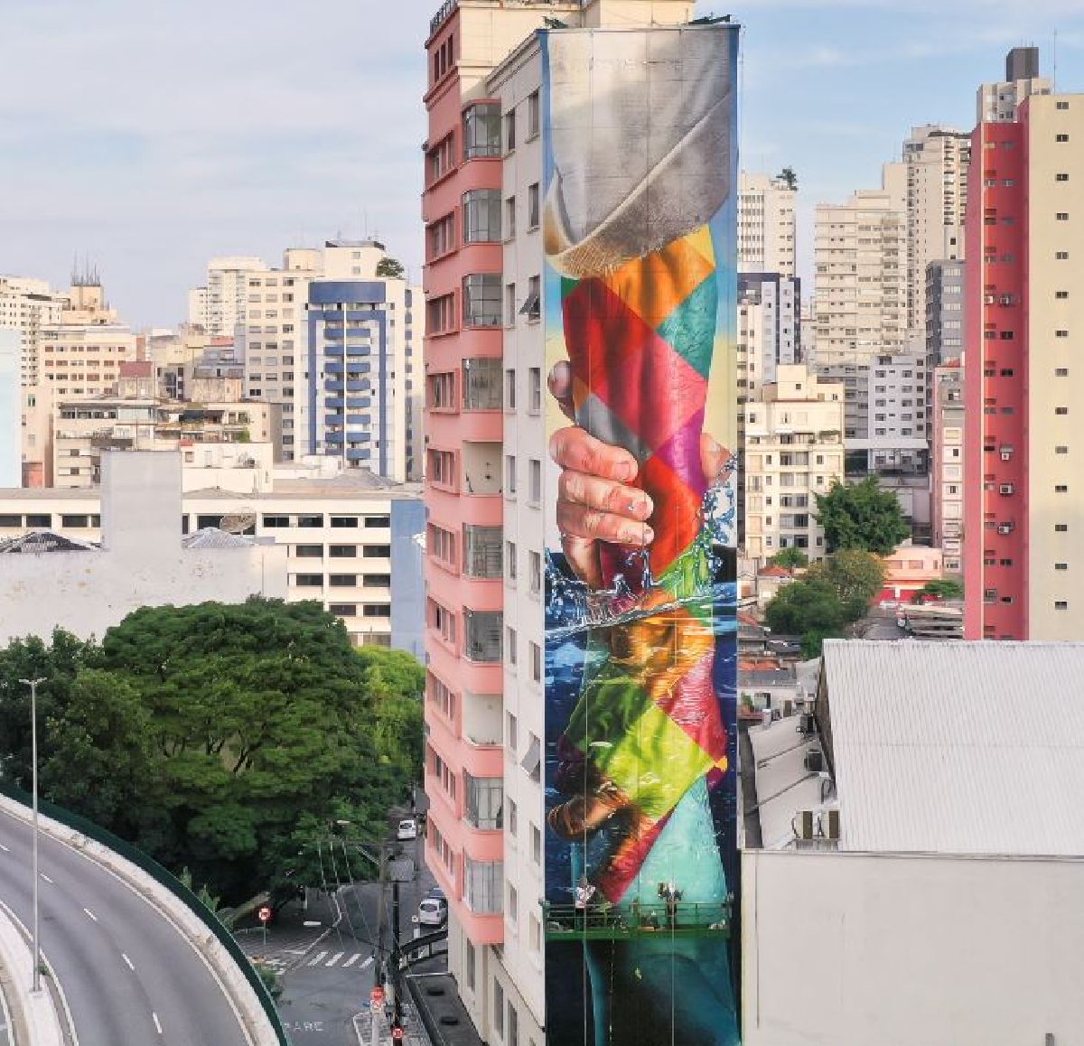 EDUARDO KOBRA FINALIZA MURAL NO MINHOCÃO