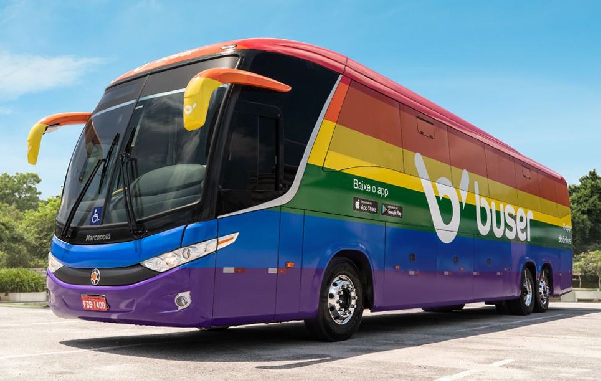 ÔNIBUS ARCO-ÍRIS COM AS CORES DA BANDEIRA LGBTQIA+ INVADEM AS ESTRADAS DO BRASIL REPRESENTADO O DIREITO DE LIBERDADE