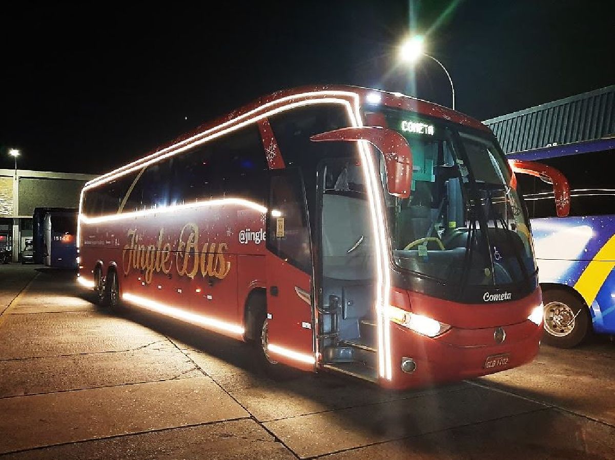 ÔNIBUS DA VIAÇÃO COMETA SE TRANSFORMA EM JINGLE BUS E CIRCULA DECORADO POR SÃO PAULO