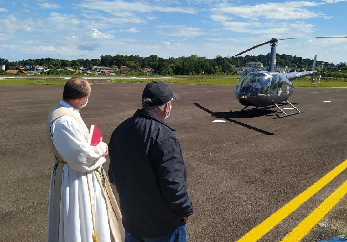 BÊNÇÃO EM SOBREVOO DE HELICÓPTERO MARCA 76 ANOS DE CANELA