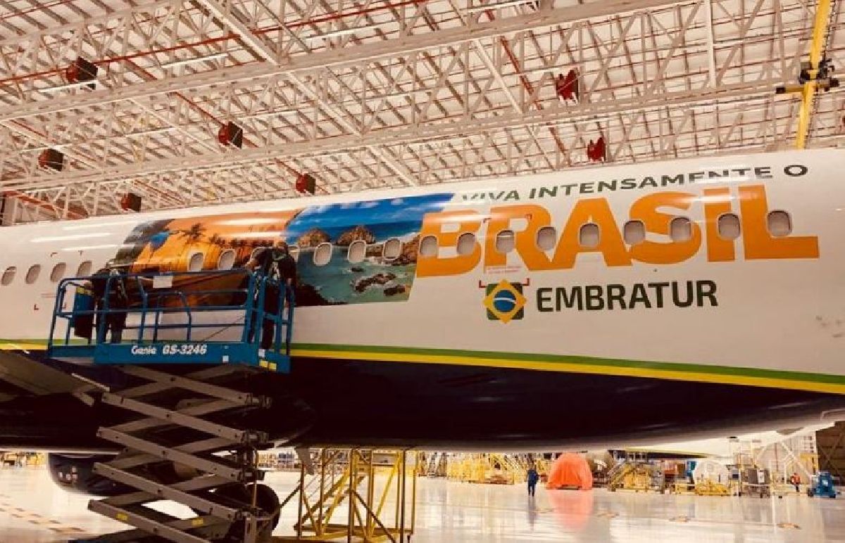 AZUL ADESIVA AERONAVES, EM PARCERIA COM A EMBRATUR, PARA PROMOVER O TURISMO DOMÉSTICO