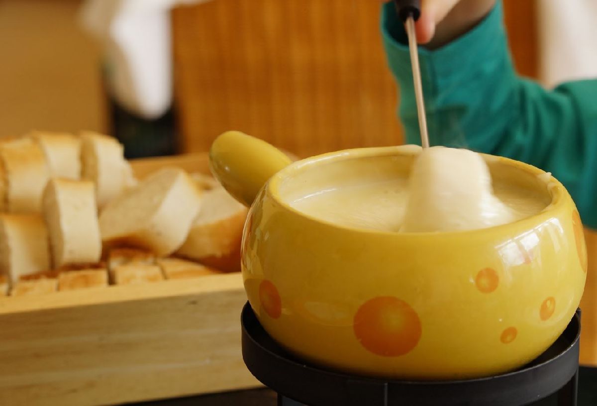 O ALQUIMISTA TERÁ TRADICIONAL FONDUE COM QUEIJOS E CHOCOLATES ARTESANAIS EM MONTE VERDE