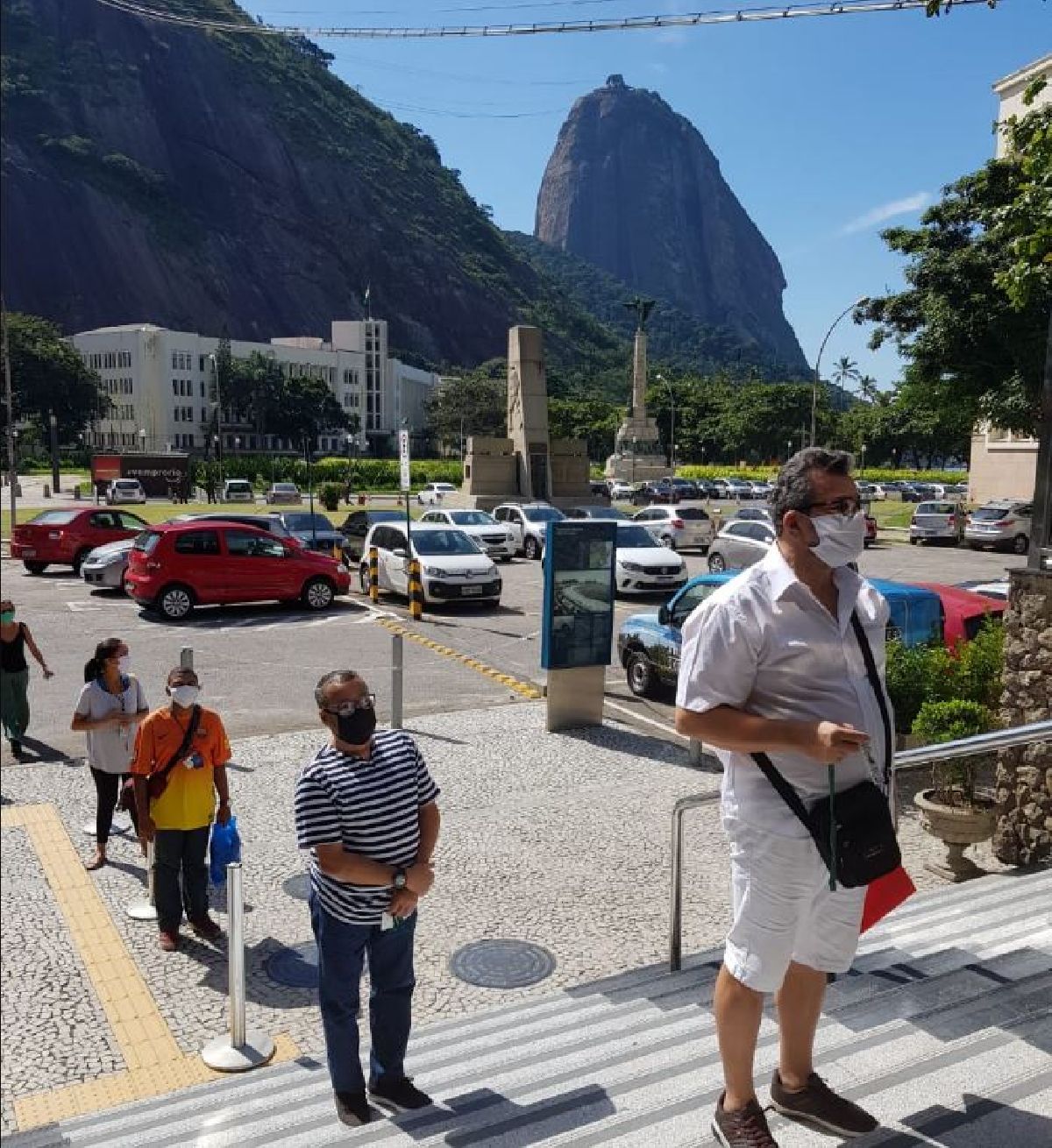 BONDINHO PÃO DE AÇÚCAR DOA MAIS 3 TONELADAS DE ALIMENTOS PARA GUIAS DE TURISMO DO RIO