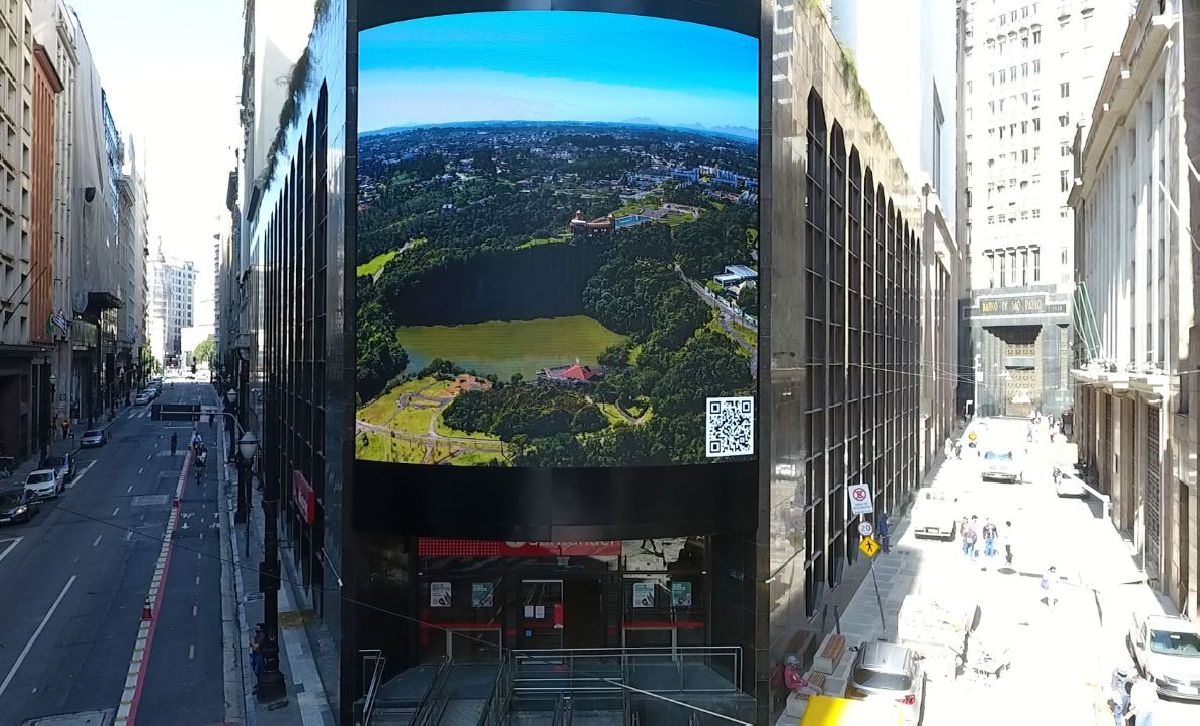 SANTANDER INSTALA PAINEL ELETRÔNICO EM PRÉDIO PARA LEVAR ARTE AO CENTRO DE SÃO PAULO