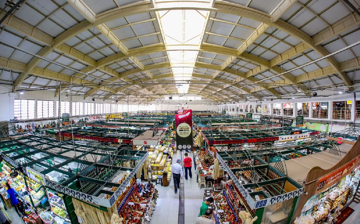 VIAGEM NO TEMPO MARCA ANIVERSÁRIO DE 63 ANOS DO MERCADO MUNICIPAL DE CURITIBA