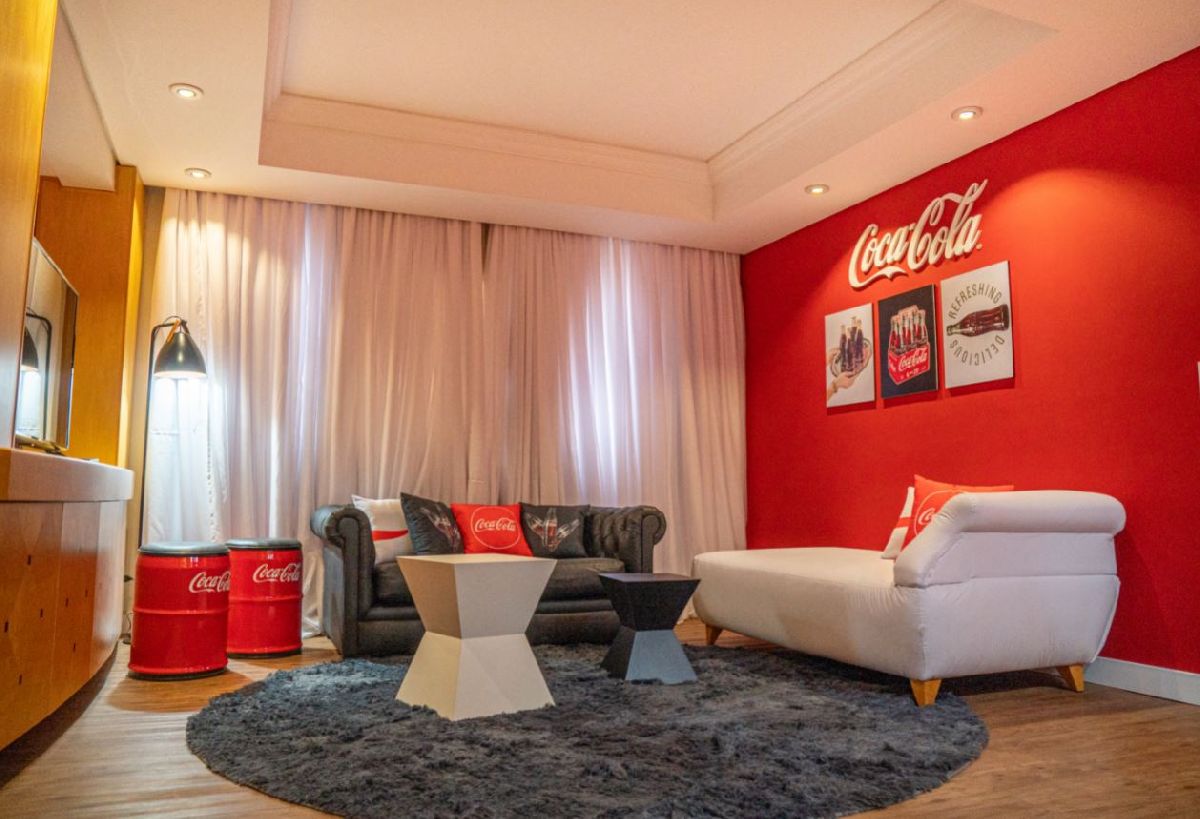 Coca-Cola FEMSA Brasil inaugura em Foz do Iguaçu primeiro e único quarto temático da marca no país