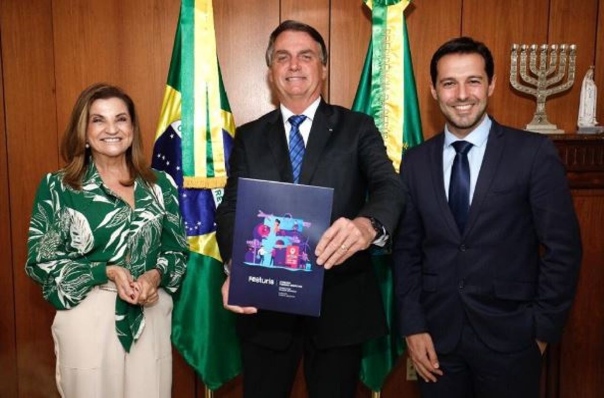 PRESIDENTE DA REPÚBLICA E MINISTRO DO TURISMO RECEBEM CONVITES PARA O FESTURIS 2021