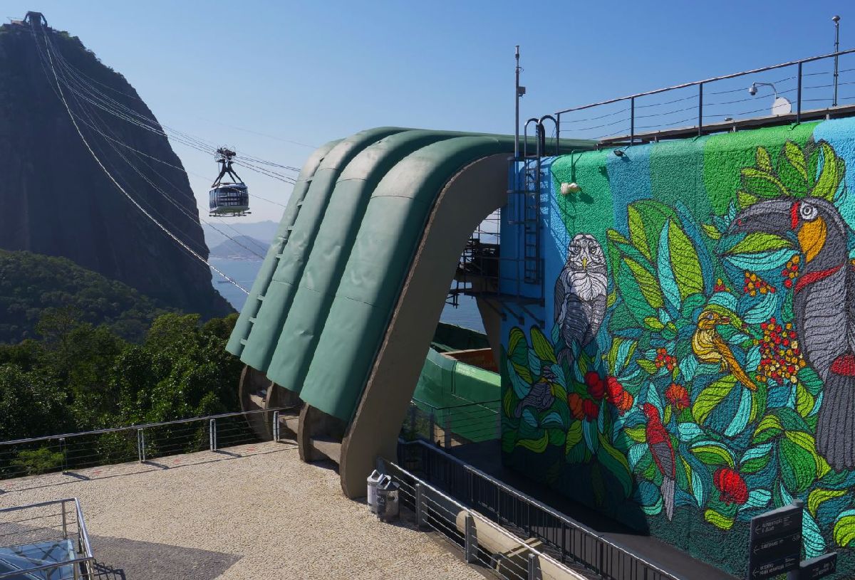 BONDINHO PÃO DE AÇÚCAR INAUGURA PAINÉIS DE ARTISTA CARIOCA EM SUAS ESTAÇÕES