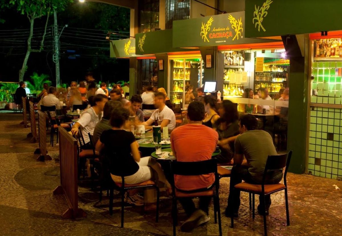 VERÃO COM MÚSICA AO VIVO, CERVEJA, CACHAÇA E O MELHOR DA GASTRONOMIA BRASILEIRA NA ACADEMIA DA CACHAÇA DA BARRA