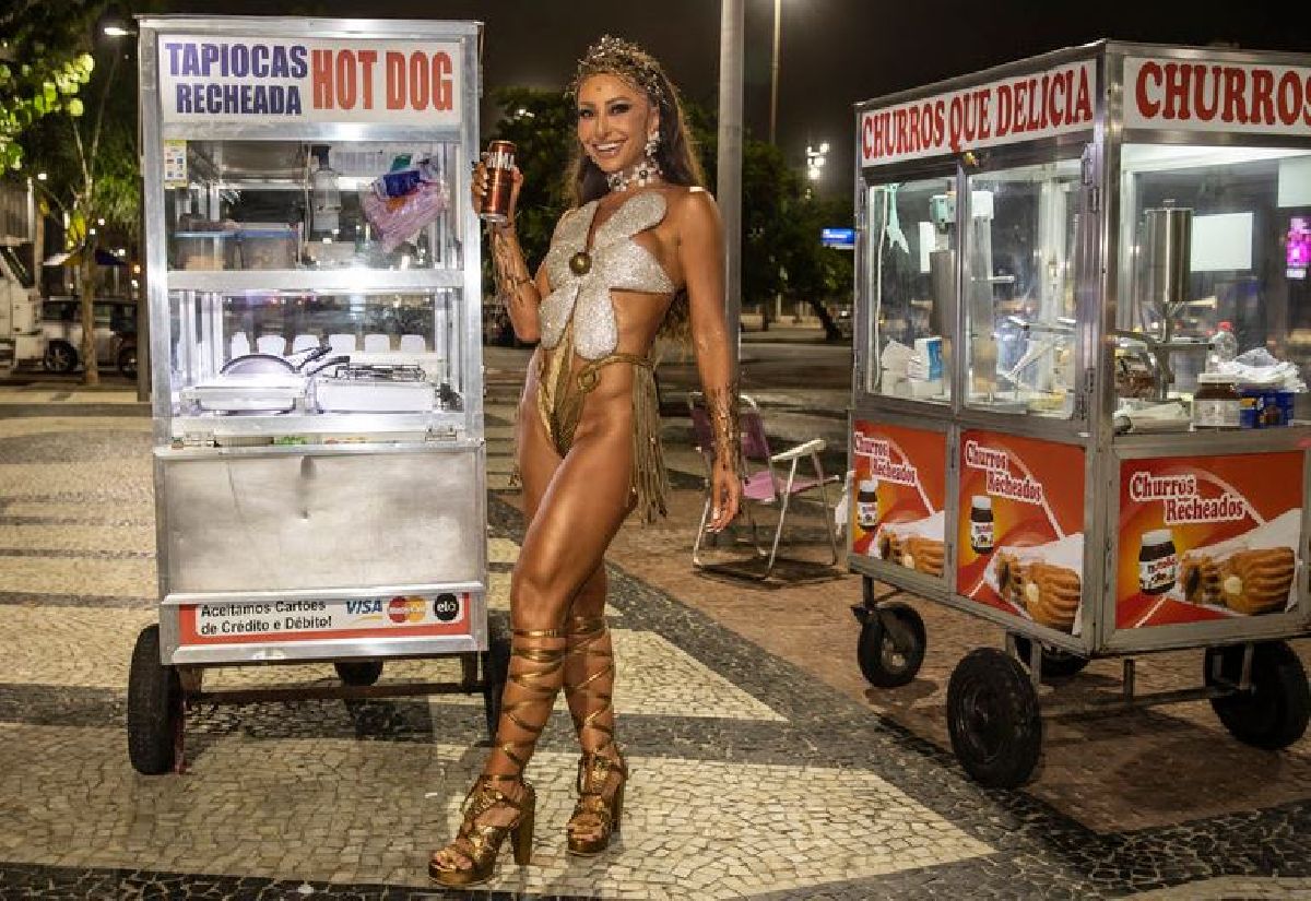 SABRINA SATO E DEBORAH SECCO DESFILAM FANTASIADAS NAS RUAS DO RIO DE JANEIRO PARA RESGATAR O ESPÍRITO DA FESTA