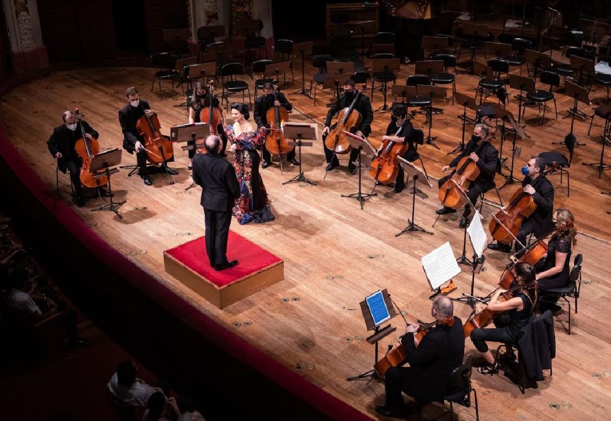 KOBRA FINALIZA PINTURA AO VIVO DURANTE CONCERTO EM HOMENAGEM A VILLA-LOBOS NO TEATRO MUNICIPAL DE SÃO PAULO