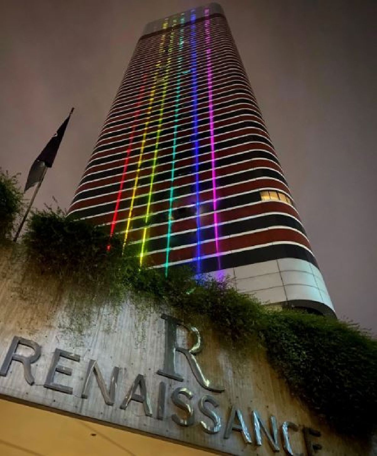 CORES DA BANDEIRA LGBTQIAP+OCUPAM FACHADA DO RENAISSANCE SÃO PAULO HOTEL