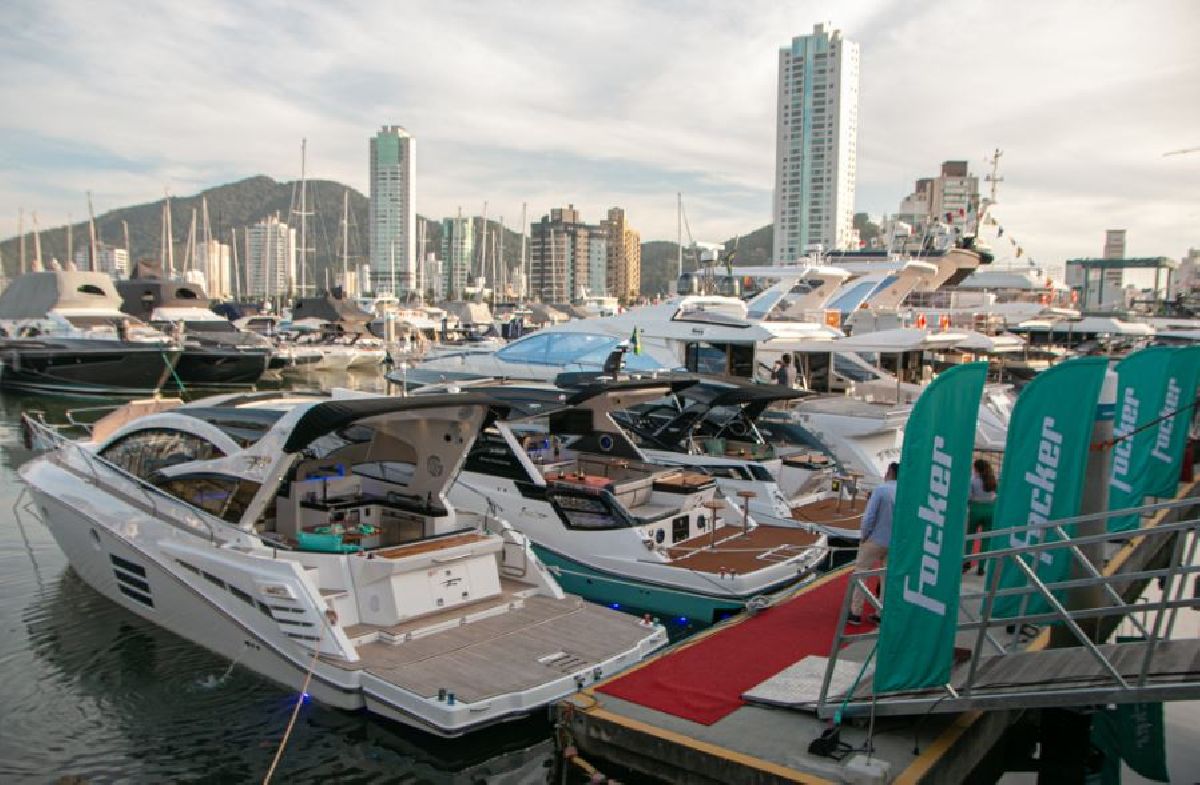 NÁUTICA/FIBRAFORT FOI DESTAQUE NO SALÃO NÁUTICO MARINA ITAJAÍ COM AS EMBARCAÇÕES MAIS PREMIADAS DO PAÍS