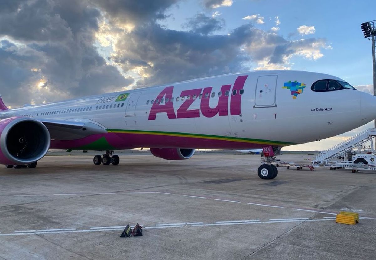 CHEGA AO BRASIL A AERONAVE ROSA A330NEO DA AZUL   