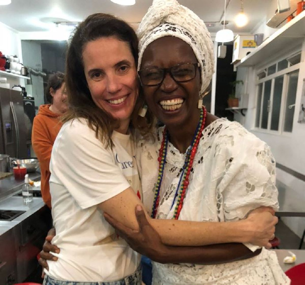 CHEFS CAROL BRANDÃO E SOLANGE BORGES FAZEM CARURU EM PROL DA CASA DO DENDÊ