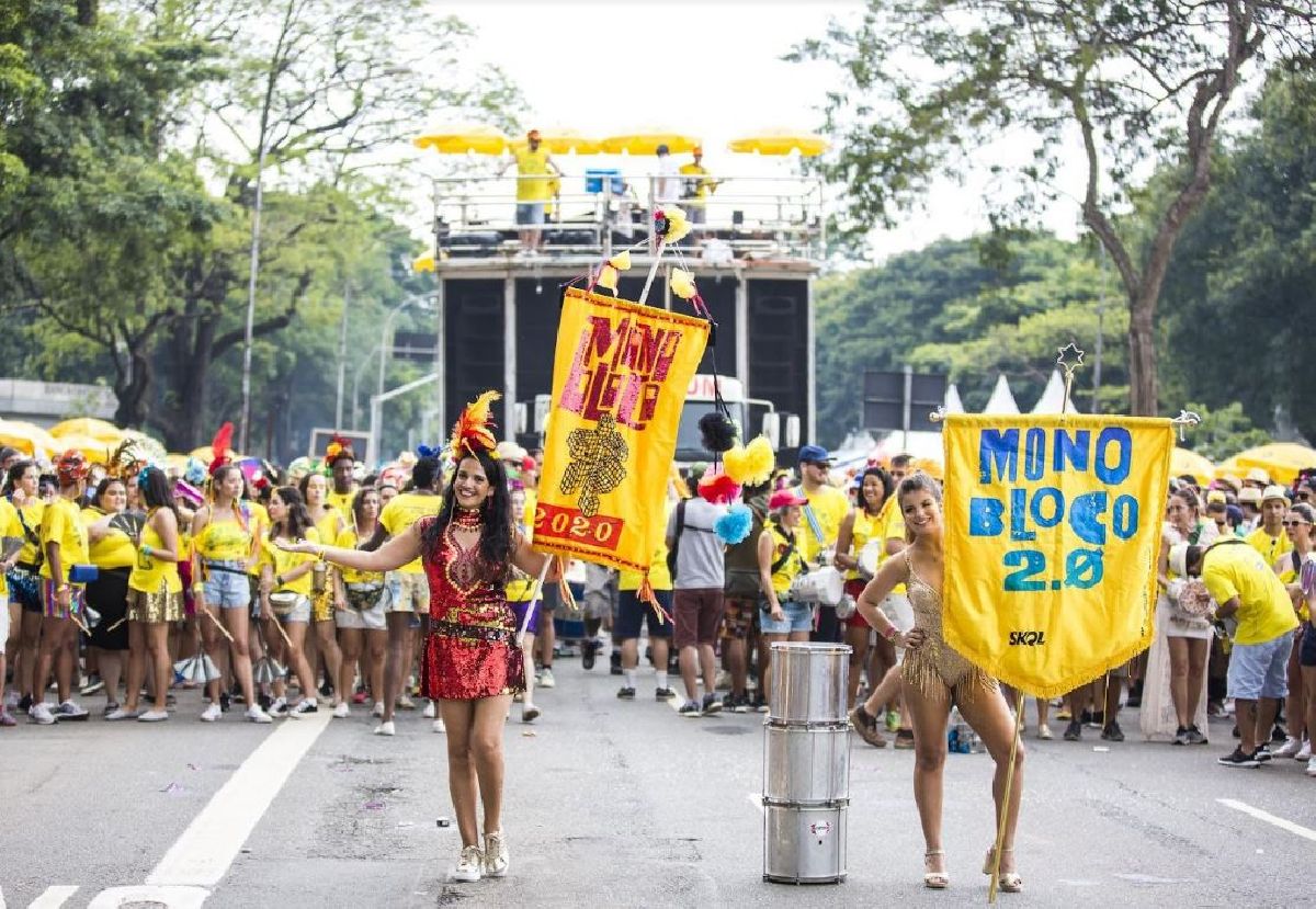 No Carnaval Viva a Rua da Pipoca, o tradicional Monobloco desfila sua bateria com mais de 200 ritmistas, no domingo de pré-carnaval (12)