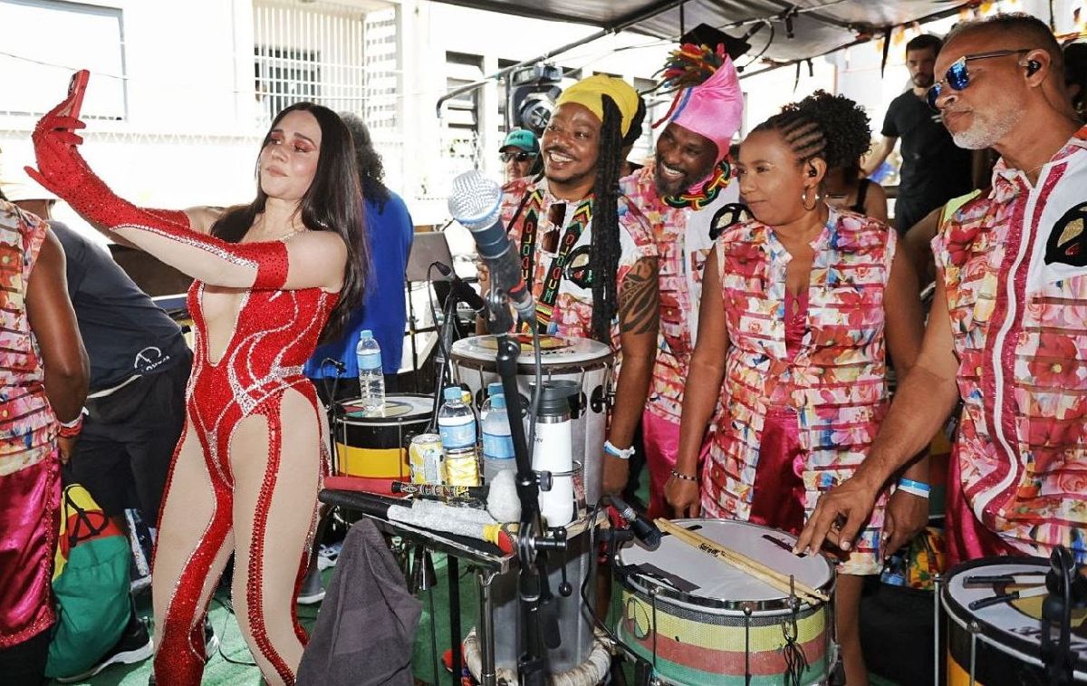 Com Olodum, Acadêmicos Do Baixo Augusta, maior bloco de São Paulo, inicia seu desfile na região central da cidade