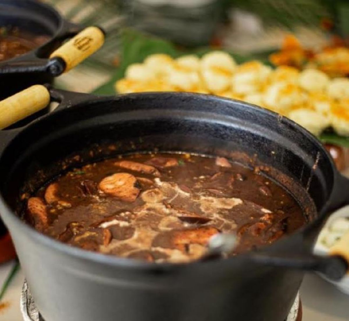 Bateria da Estácio de Sá e Batalha dos Blocos animam feijoada de carnaval no CDesign Hotel, no Recreio dos Bandeirantes