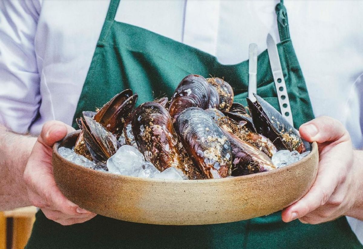 Restaurante Terraço Jardins celebra a gastronomia caiçara e promove ação social com foco no litoral paulista