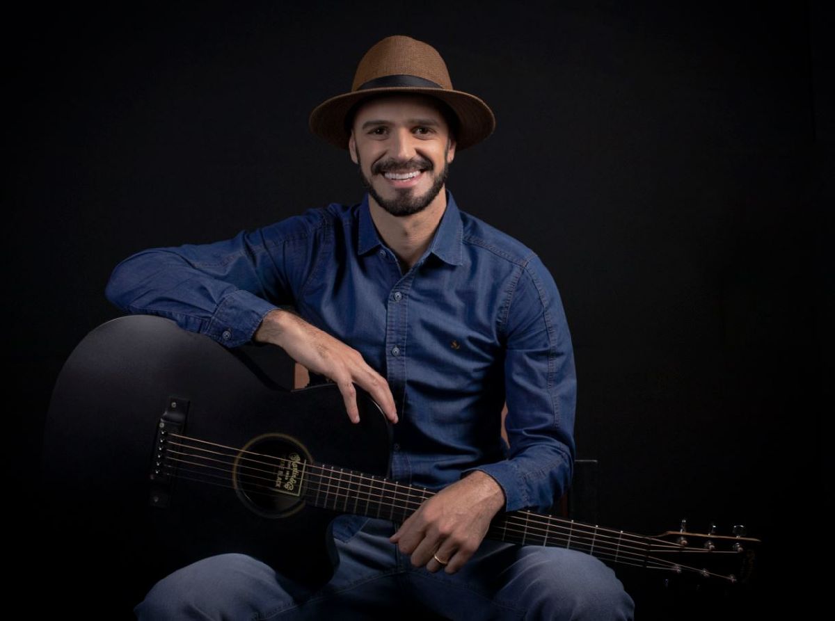 45ª Abav TravelSP terá apresentação de Rafinha Acústico, sucesso da internet, músico e compositor criativo