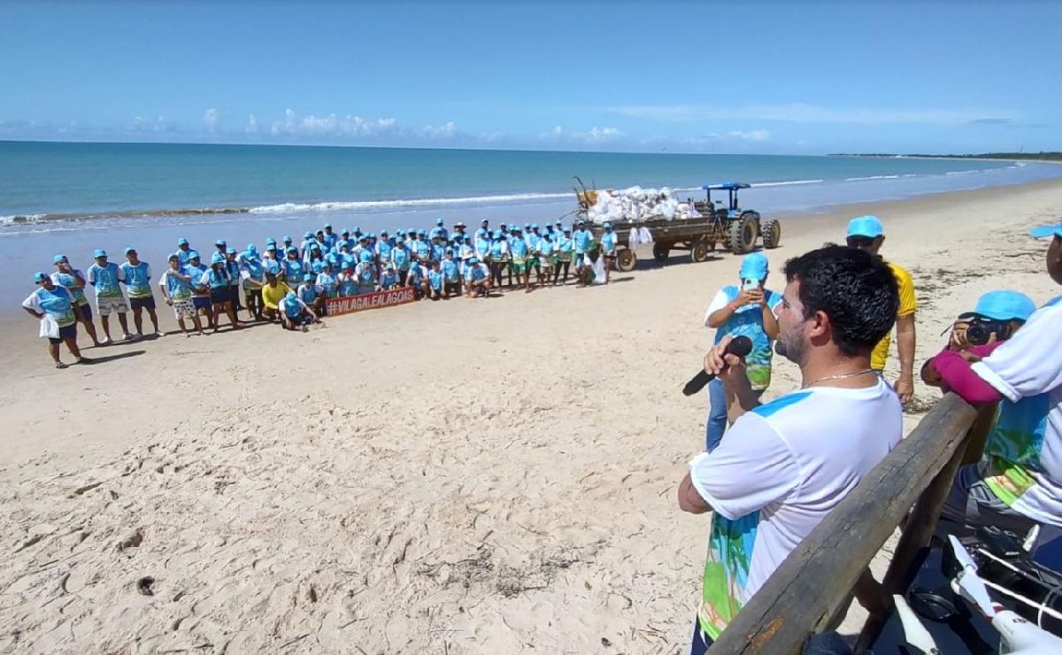 Mutirão de limpeza realizado pela Vila Galé retira 2 mil quilos de lixo da praia do Carro Quebrado