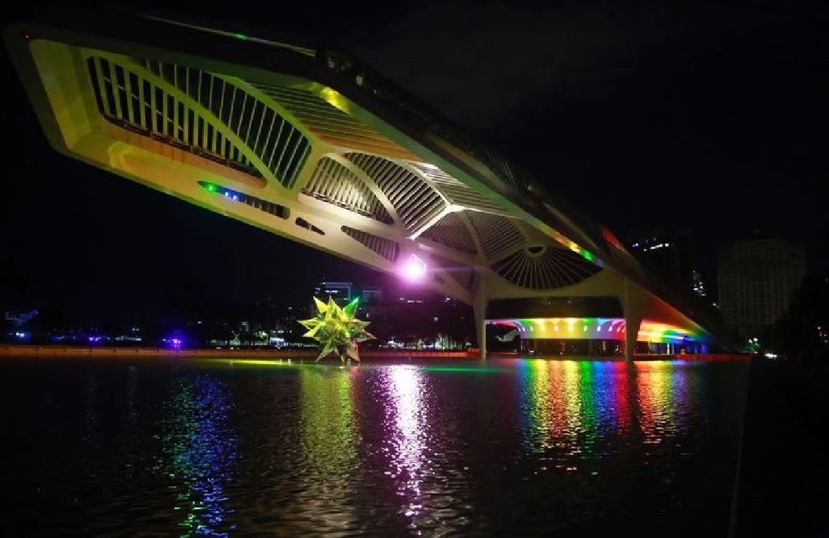 Cidade iluminada para celebrar o mês do Orgulho LGBTQIAPN+