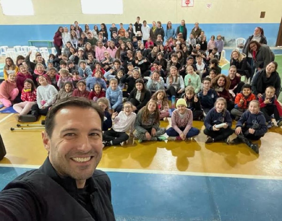 “O bem-receber é fundamental para o turismo de Gramado”, destaca Eduardo Zorzanello durante palestra em escola do município