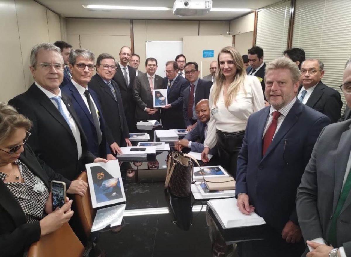 Representantes da indústria hoteleira se reúnem no Congresso Nacional com parlamentares do grupo de trabalho da reforma tributária