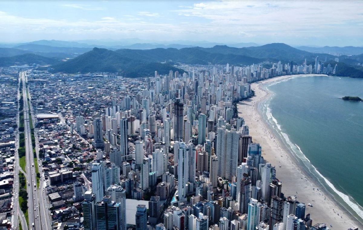 Balneário Camboriú já possui 7 dos 10 maiores edifícios arranha-céus do Brasil
