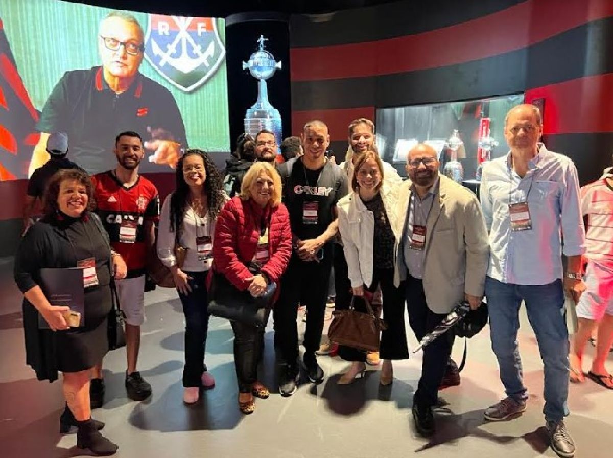 Equipes da Hotelaria Carioca visitam Museu do Flamengo