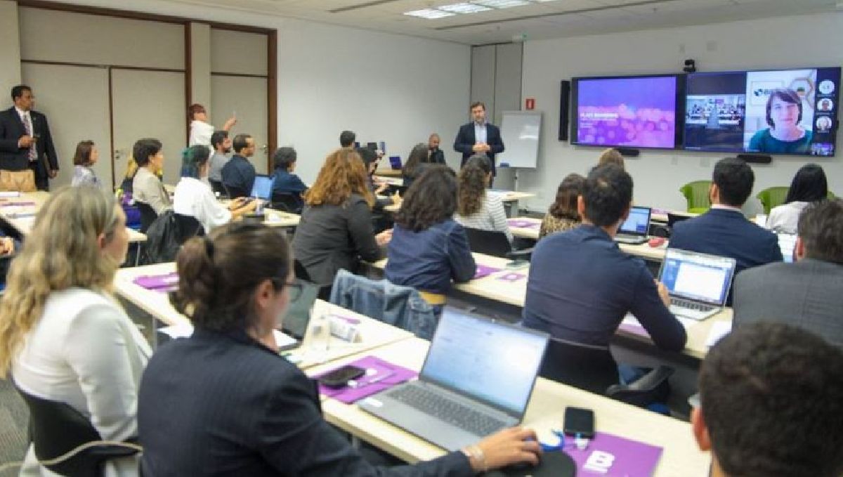 Workshop capacita equipe da Embratur sobre gestão de  marcas e aplicação no turismo brasileiro