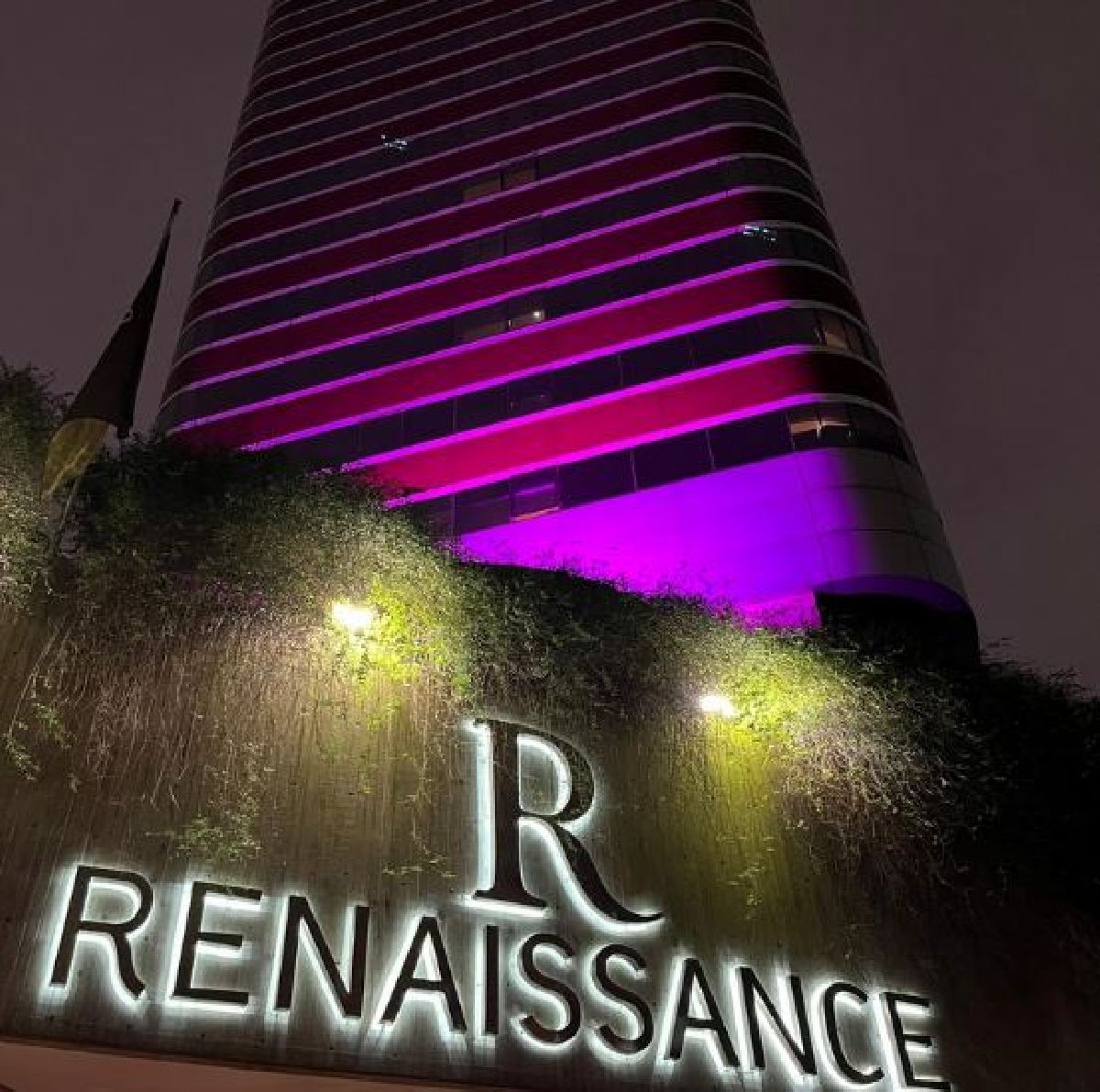 Renaissance São Paulo Hotel é iluminado de rosa em apoio ao Outubro Rosa