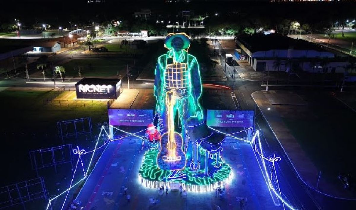 Parque do Peão: decoração natalina atrai visitantes