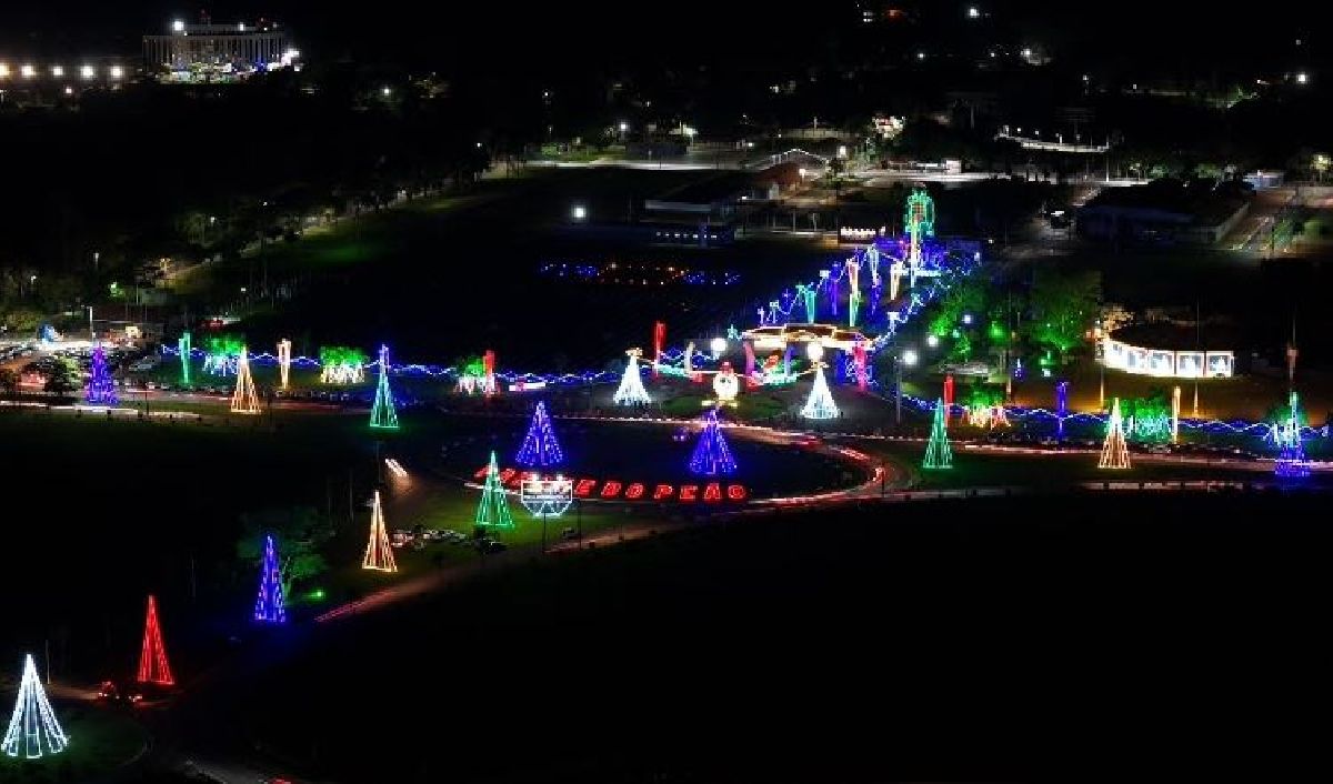 Parque do Peão: decoração natalina atrai visitantes 