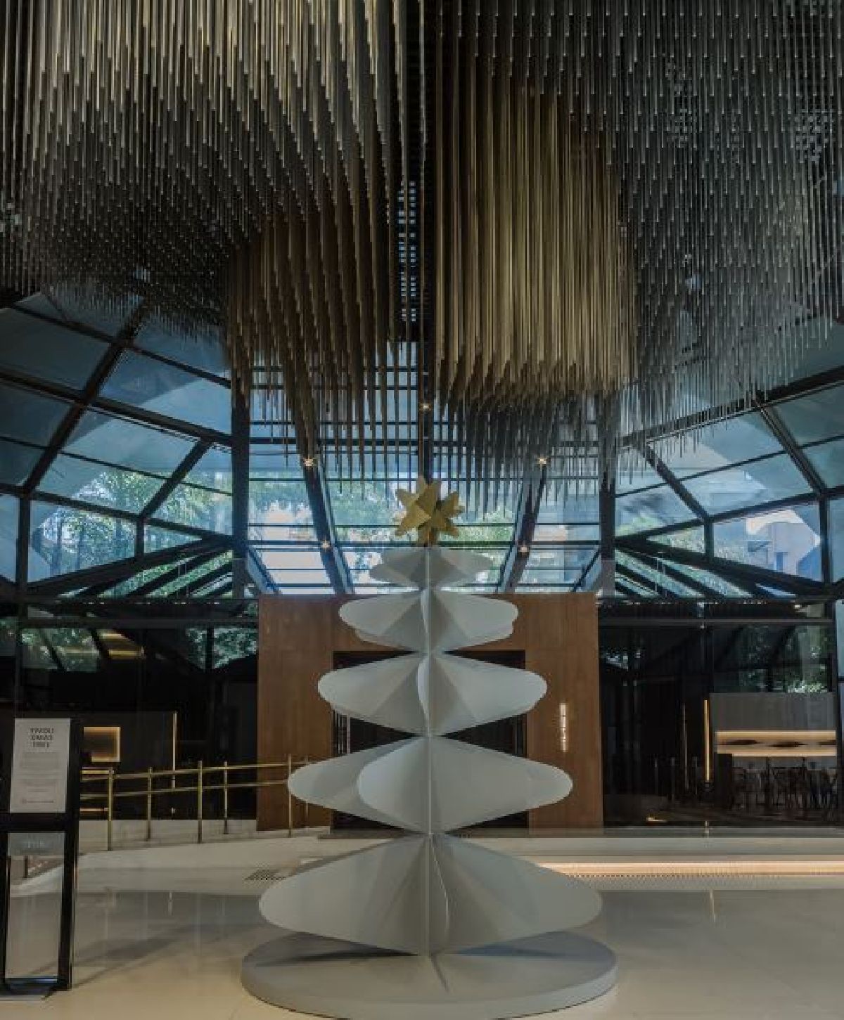 Tivoli Mofarrej São Paulo inaugura Árvore de Natal com design exclusivo em aço inspirado em sua própria arquitetura  