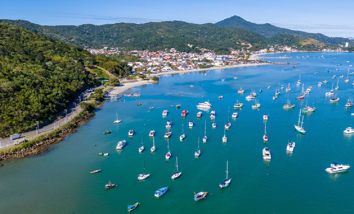 Aproveite o verão para conhecer a Costa Esmeralda em Santa Catarina