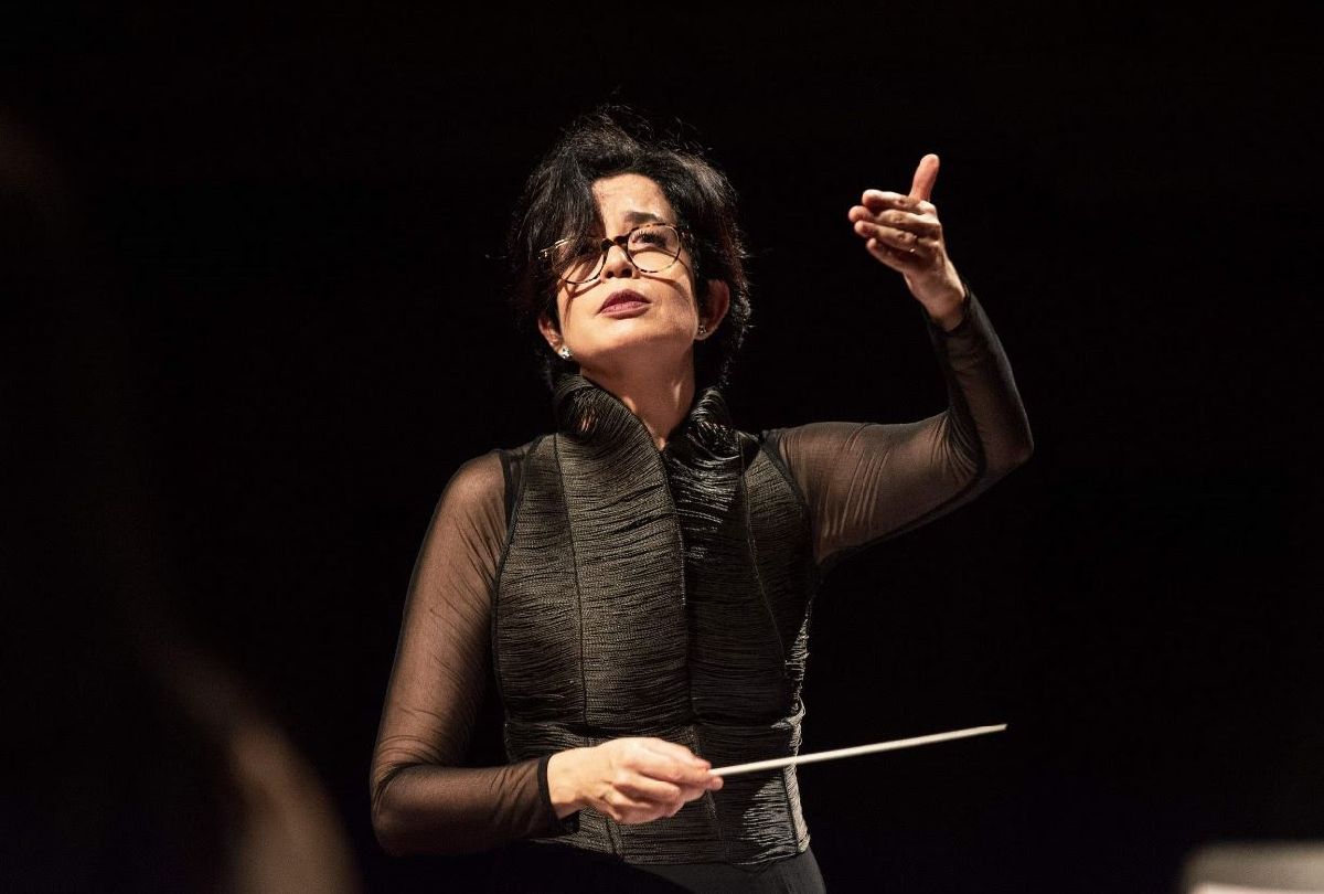 Priscila Bomfim rege pela primeira vez no Theatro Municipal de SP apresentando os vencedores do 2º  Concurso de Canto Lírico Joaquina Lapinha