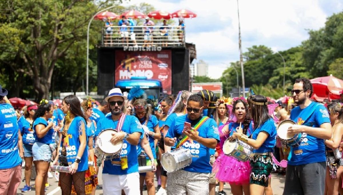 Monobloco desfila na região do Ibirapuera com o tema “Toca Esse Tambor”, inspirado na música composta por Jorge Aragão para o bloco