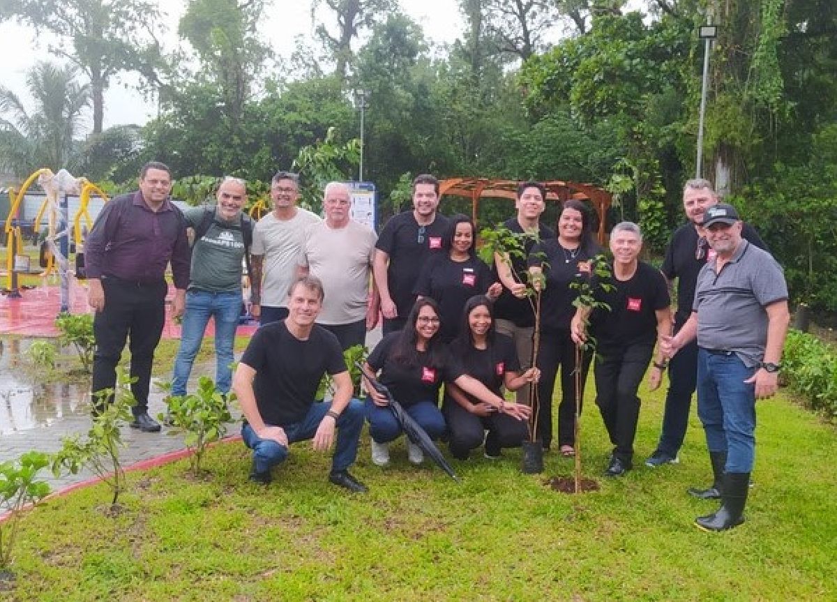 ibis Santos Valongo e Novotel Santos Gonzaga: 30 mudas de Mata Atlântica foram plantadas para marcar renovação de Hotel Neutro de Carbono