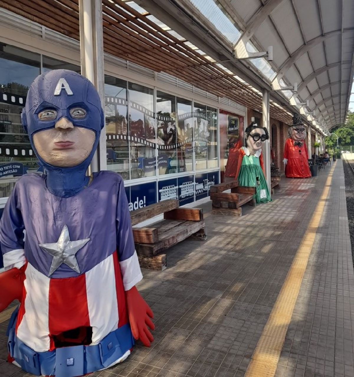 Bonecos gigantes de Salto são o destaque do Carnaval no Trem Republicano