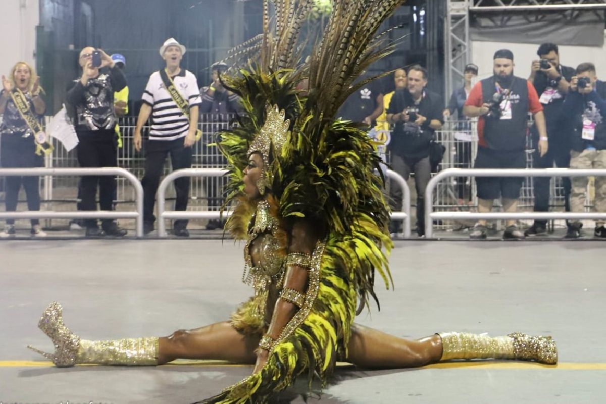 Musa do Carnaval Ivi Mesquita surpreende na avenida com grand battement e cambalhotas