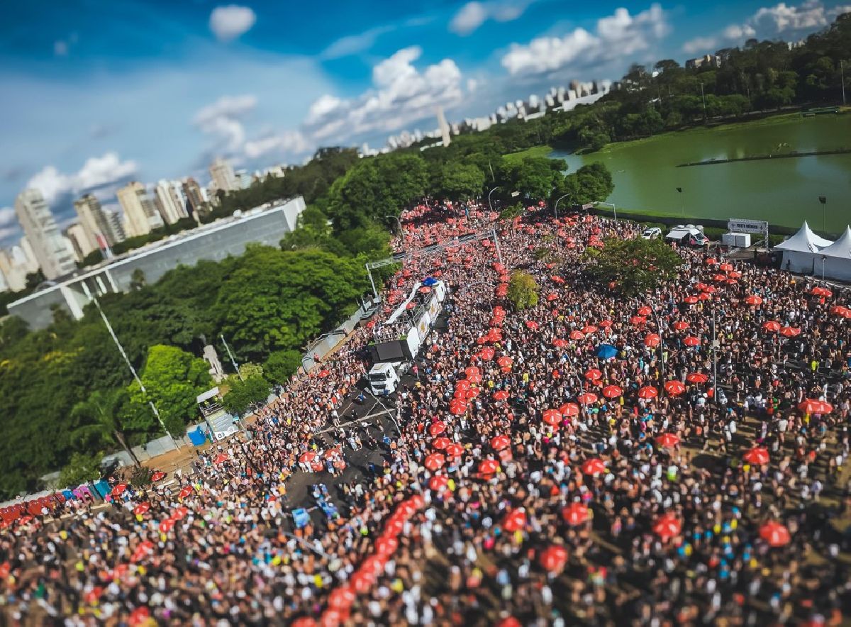 João Bosco e Vinicius reúnem milhares de pessoas no Bloco 