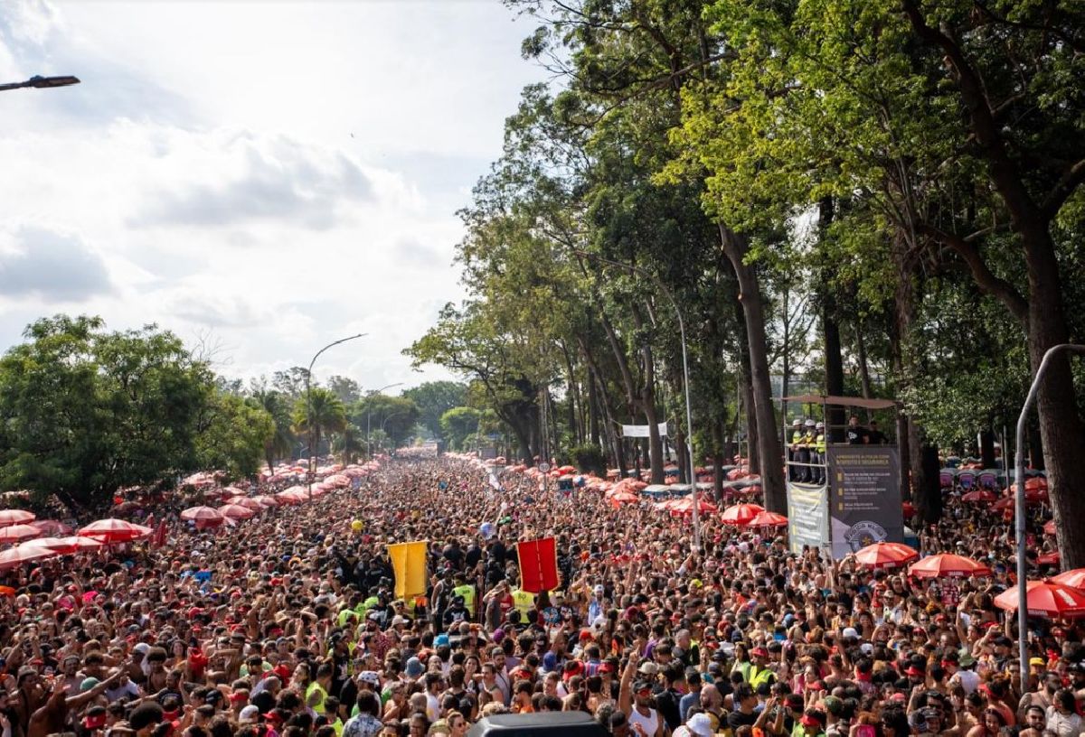 Coletivo Pipoca contou com mais de 560 mil foliões neste sábado (17) na região do Ibirapuera após os desfiles da Orquestra Voadora e Navio Pirata - BaianaSystem